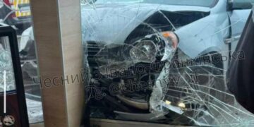 Влетів у заправку: в Івано-Франківську водій протаранив АЗС “ОККО” (ФОТО)