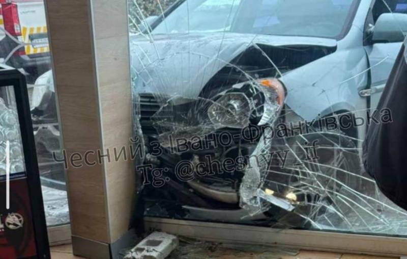Влетів у заправку: в Івано-Франківську водій протаранив АЗС "ОККО" (ФОТО)