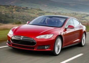 Небезпечна функція: популярна “фішка” електромобілів Tesla тепер під забороною