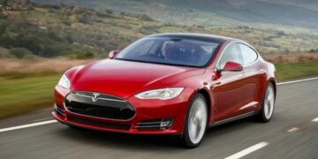 Небезпечна функція: популярна “фішка” електромобілів Tesla тепер під забороною