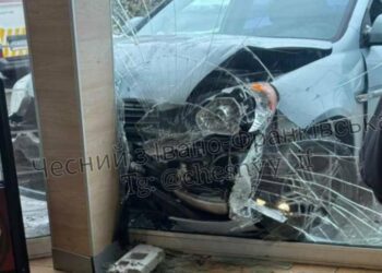 Влетів у заправку: в Івано-Франківську водій протаранив АЗС “ОККО” (ФОТО)
