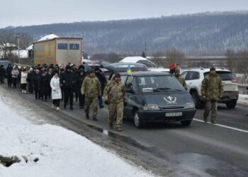 Не знайти слів втіхи для родини: на Тернопільщині поховали воїна, який так і не зміг відійти від важких поранень (ФОТО)