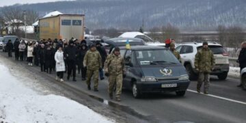 Не знайти слів втіхи для родини: на Тернопільщині поховали воїна, який так і не зміг відійти від важких поранень (ФОТО)