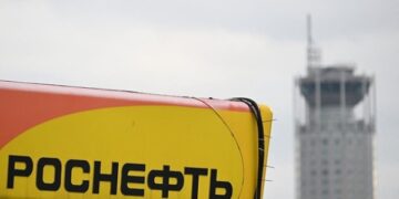 Нафтогазові доходи РФ у лютому скоротяться вдвоє – ЗМІ