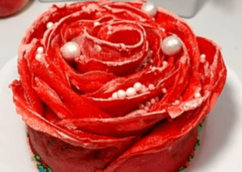 Троянда з млинців: як приготувати смачний і ефектний десерт для святкового столу (ВІДЕО)