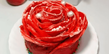 Троянда з млинців: як приготувати смачний і ефектний десерт для святкового столу (ВІДЕО)