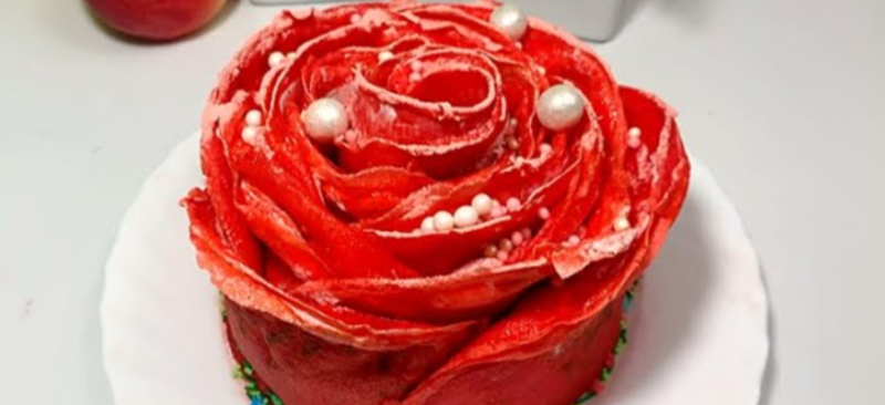 Троянда з млинців: як приготувати смачний і ефектний десерт для святкового столу (ВІДЕО)