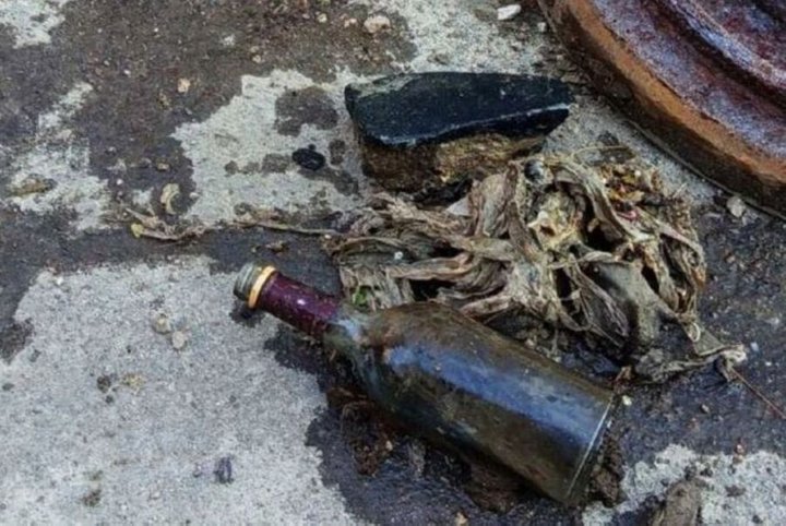 Дитячий паравозик, пляшка, квашені огірки: чим тернополяни забивають каналізації (ФОТО, ВІДЕО)