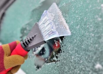 Забудьте про шкребок: простий метод, який рятує лобове скло від криги навіть у сильний мороз