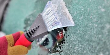 Забудьте про шкребок: простий метод, який рятує лобове скло від криги навіть у сильний мороз