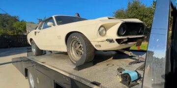 Культовий американський спорткар 60-х за $300 000 простояв понад 50 років у гаражі (ВІДЕО)