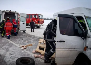 На трасі Київ-Одеса зіткнулися три мікроавтобуси: рятувальники деблокували людей