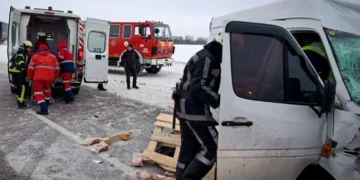 На трасі Київ-Одеса зіткнулися три мікроавтобуси: рятувальники деблокували людей