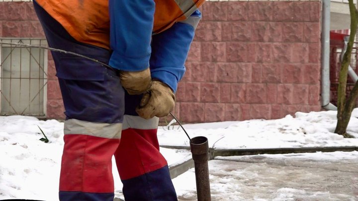 Дитячий паравозик, пляшка, квашені огірки: чим тернополяни забивають каналізації (ФОТО, ВІДЕО)