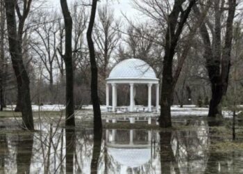 Луганськ після відлиги пішов під воду: окупанти називають це “Венецією”, – ФОТО