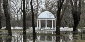Луганськ після відлиги пішов під воду: окупанти називають це “Венецією”, – ФОТО