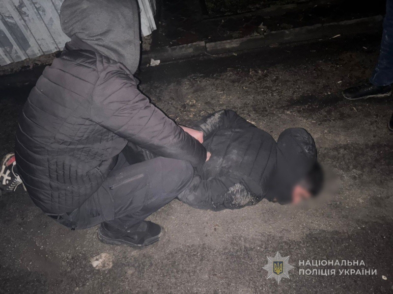 Запорізькі поліцейські затримали чоловіка, який скоїв грабіж біля пункту обміну валюти