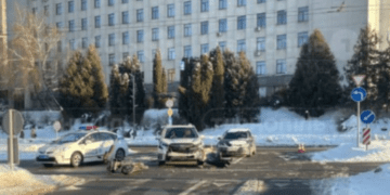 ДТП в центрі Тернополя: постраждав кур’єр Glovo