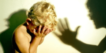 Діти благали про допомогу: у Франківську спецслужби зламали двері квартири