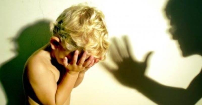 Діти благали про допомогу: у Франківську спецслужби зламали двері квартири