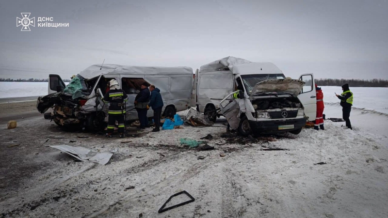 На трасі Київ-Одеса зіткнулися три мікроавтобуси: рятувальники деблокували людей