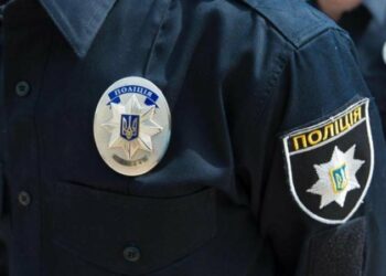 Уночі з багатоповерхівки випала 19-річна дівчина: поліція відкрила провадження