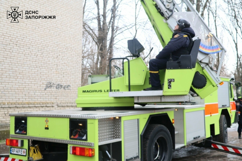 У Запоріжжі сапери ДСНС зняли з даху залишки російського безпілотника