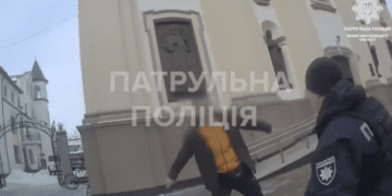 Драматичні хвилини в центрі Франківська: патрульні врятували чоловіка від небезпеки