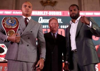 Вордлі виставив Дюбуа кулак, а той спасував