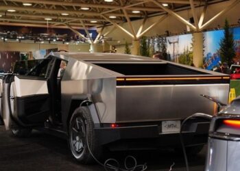 Tesla презентувала найдешевший варіант Cybertruck