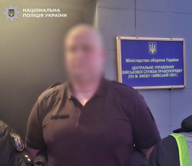 «Збрив вуса, щоб не знайшли». У Києві затримано чоловіка, який насміхався з меморіалу загиблим захисникам