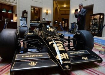 Болід 40-річної давнини, об’їжджений Сенною, піде з молотка