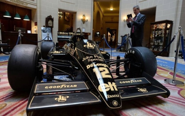 Болід 40-річної давнини, об'їжджений Сенною, піде з молотка Болід 40-річної давнини, об'їжджений Сенною, піде з молотка