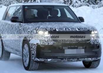 Range Rover 2027 року вивели на сніг із новим обличчям та секретним салоном (ФОТО)
