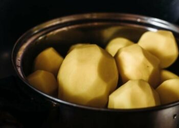 Ви завжди чистили картоплю неправильно: простий лайфхак, який економить час