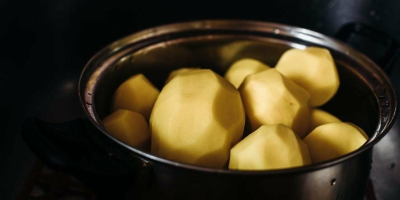 Ви завжди чистили картоплю неправильно: простий лайфхак, який економить час
