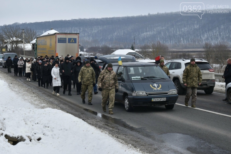 Не знайти слів втіхи для родини: на Тернопільщині поховали воїна, який так і не зміг відійти від важких поранень (ФОТО)