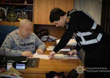 У Запоріжжі адвокат організував схему переправлення чоловіків через держкордон: його затримали на отриманні 17 тисяч доларів