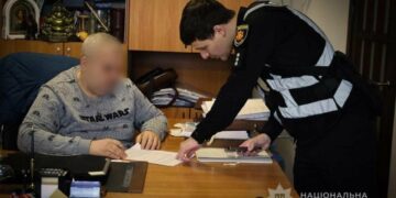 У Запоріжжі адвокат організував схему переправлення чоловіків через держкордон: його затримали на отриманні 17 тисяч доларів
