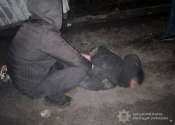 Запорізькі поліцейські затримали чоловіка, який скоїв грабіж біля пункту обміну валюти