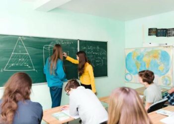 “Поставте освітню реформу на паузу”: Франківськ звернувся до держави