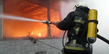 Нічна пожежа з постраждалим та загоряння у багатоповерхівці: що сталося на Миколаївщині