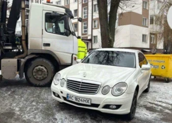 Паркування біля контейнерів – порушення правил: у Луцьку оштрафували водія Mercedes