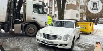 Паркування біля контейнерів – порушення правил: у Луцьку оштрафували водія Mercedes