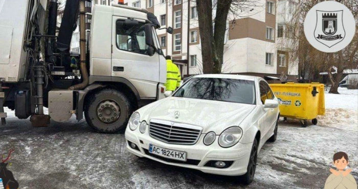 Паркування біля контейнерів – порушення правил: у Луцьку оштрафували водія Mercedes