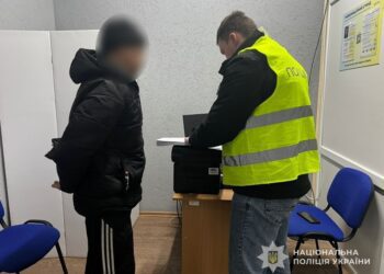 Систематично вчиняв домашнє насильство над матір’ю: у Конотопі повідомили чоловіку про підозру