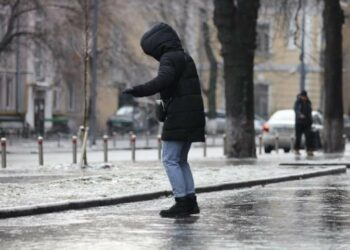 Слизькі дороги і підвищена небезпека: на Миколаївщині оголошено жовтий рівень небезпеки