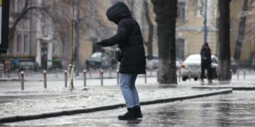 Слизькі дороги і підвищена небезпека: на Миколаївщині оголошено жовтий рівень небезпеки