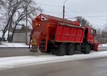 У Дніпрі на дорогах жорстка ожеледиця: затримуються трамваї та тролейбуси