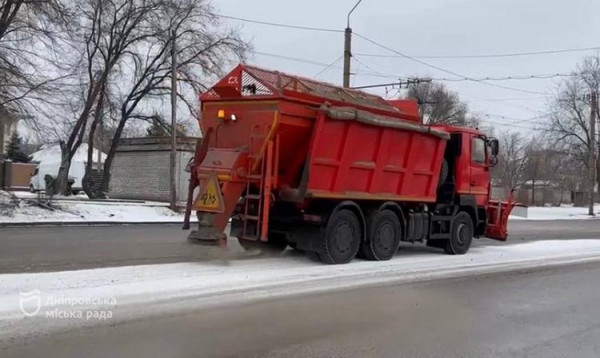 У Дніпрі на дорогах жорстка ожеледиця: затримуються трамваї та тролейбуси